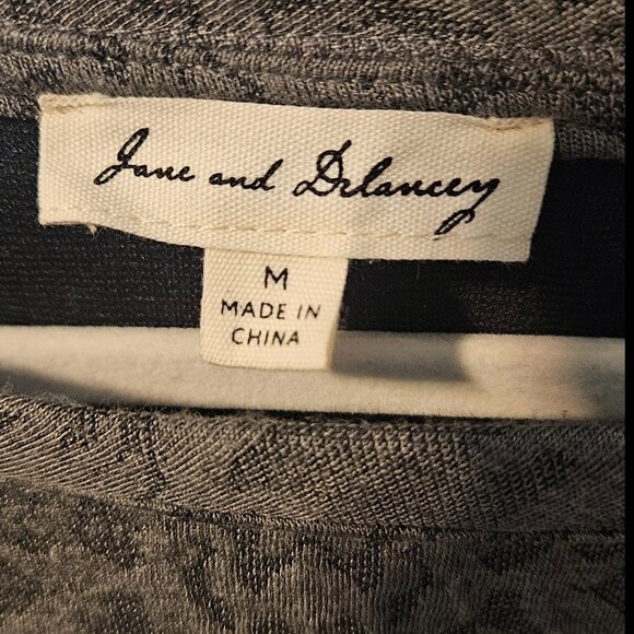 Jane & Delancey Gray Animal Print Tunic Top with Sheer Hem Size Medium - Picture 5 of 6